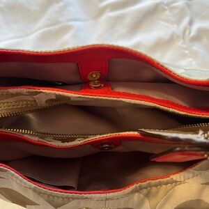 Red Shoulder Bag with Elegant Structure and Gold Zipper